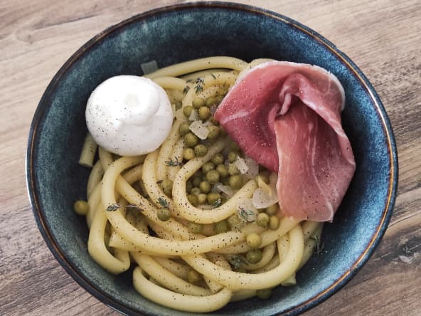 Bucatini aux petits pois, jambon cru et burratina