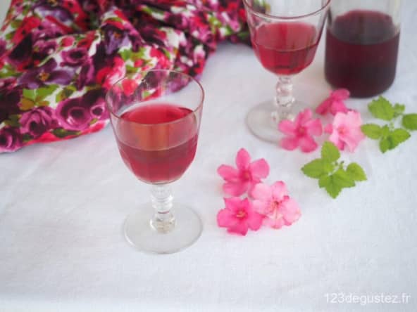 Eau d'hibiscus sans sucre aux épices et aux herbes