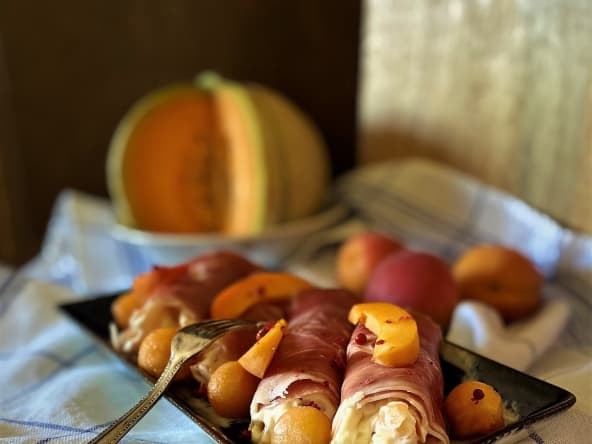 Rouleaux de jambon Serrano farcis au melon et aux abricots