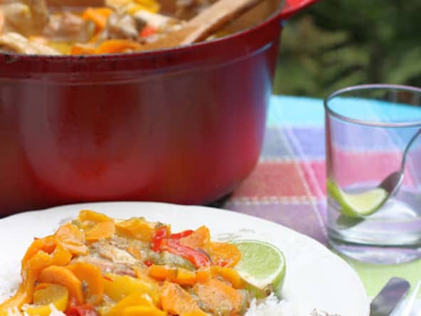 Poulet épicé au lait de coco, carottes et poivron des Antilles
