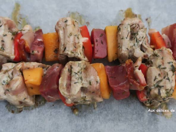 Brochettes d'aiguillettes de canard au melon, poivron et noix de jambon, à  la plancha
