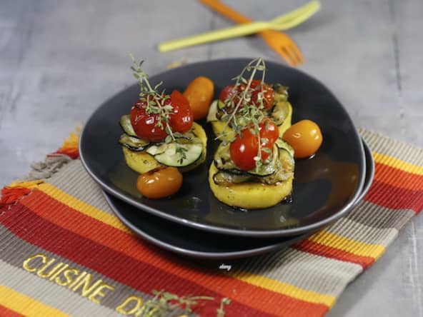 Galettes de polenta au thym et petits légumes (tomates et courgettes)