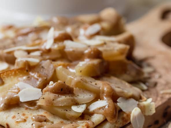 Crêpes vegan aux poires pochées et caramel de dattes