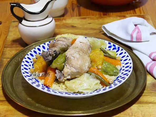 COUSCOUS ALGÉRIEN DE L'ÉTÉ AU POULET FERMIER ET LÉGUMES DE SAISON
