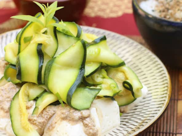 Courgette marinée à la verveine et tofu soyeux à la sauce de sésame