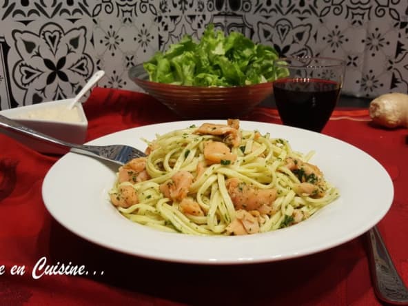Poêlée de tagliatelles au pesto et au saumon fumé