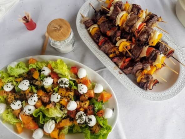 Brochettes de viande de bœuf (rumsteck) marinées, cuisson barbecue