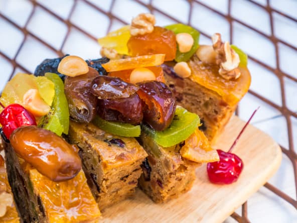 Gâteau aux pommes, bananes, flocons d'avoine et dattes (léger en sucre, sans gluten)