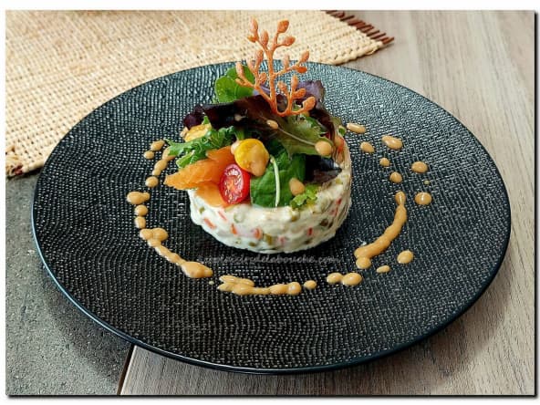 Entrée froide à base de macédoine, saumon et mesclun 