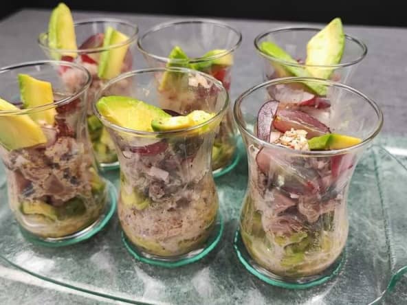 Verrines à l'avocat, maquereau, vinaigrette citron vert, miel et grains de raisins