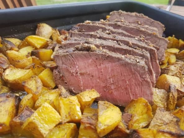 Rôti de boeuf mariné, cuit au four, et ses pommes de terre