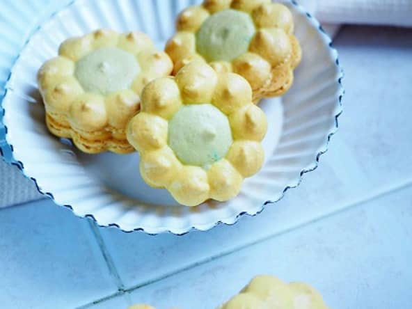 Macarons fleur au curd de citron vert et curd de citron jaune