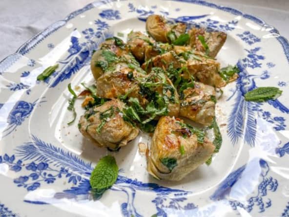 Délicieux cœurs d'artichauts sautés aux herbes fraîches