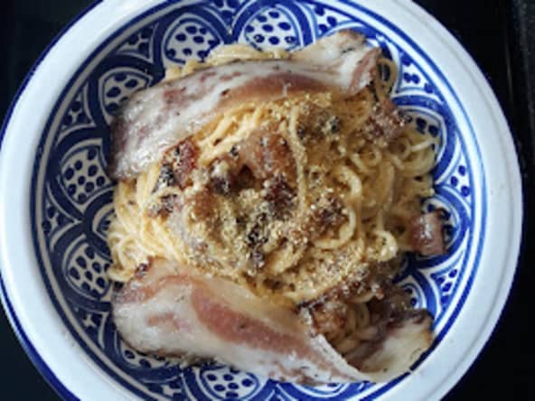 Plat de pâtes à la carbonara d'après Denny Imbroisi
