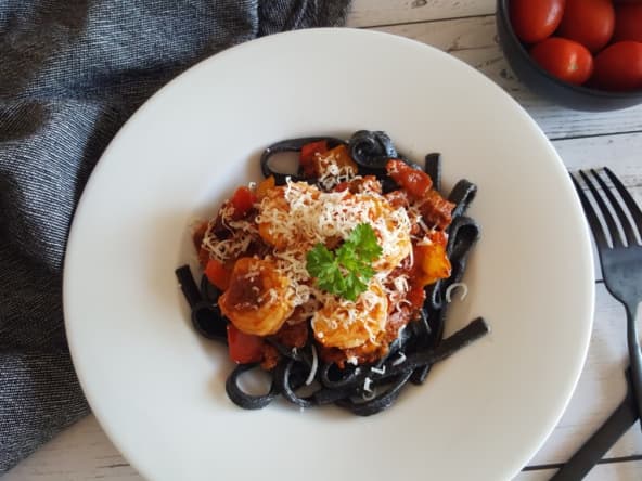 Spaghettis noirs à la crevette et tomates