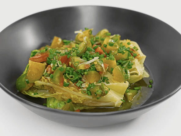 Salades sucrines rôties, sauce vierge à la prune verte