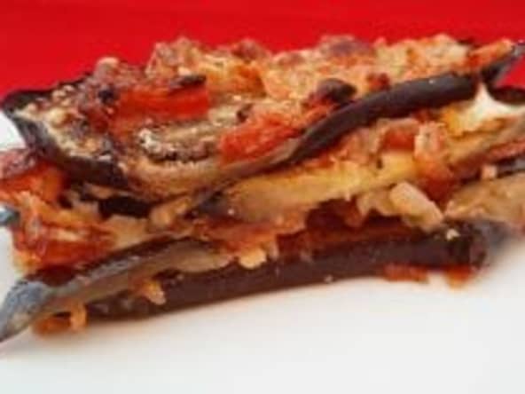 Parmigiana. Un gratin d'aubergines avec tomates et parmesan.