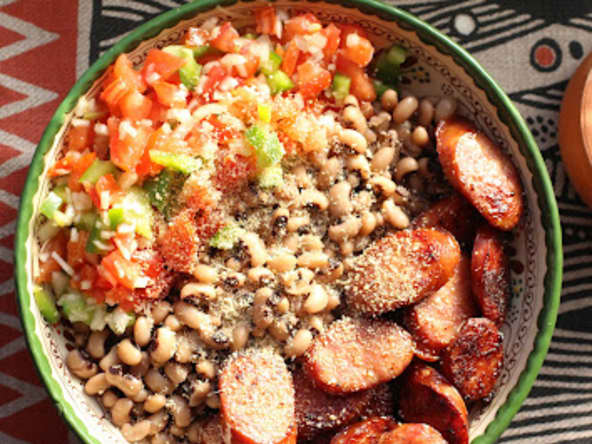 Cornilles et saucisse fumée à la brésilienne (Arrumadinho)