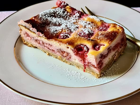 Gâteau au yaourt grec et aux framboises entre cheesecake et clafoutis