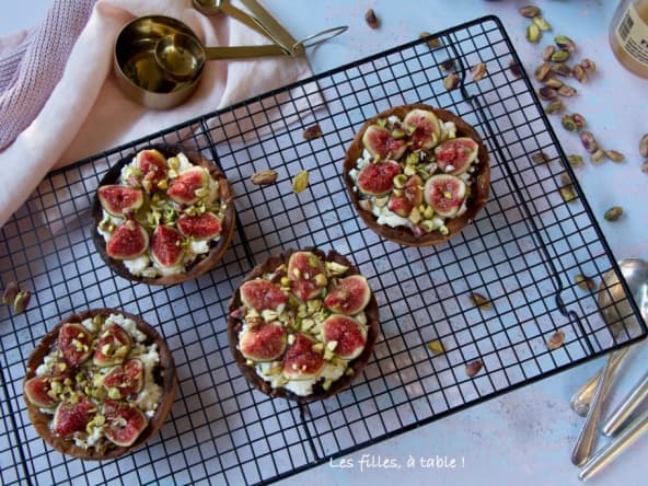Tartelettes sucrées salées à la brousse, figues et pistaches