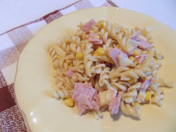 Salade de pâtes au rôti de porc et au fromage emmental