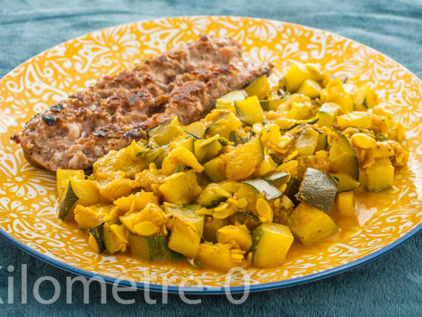 Saucisses grillées, courgettes sautées au curcuma