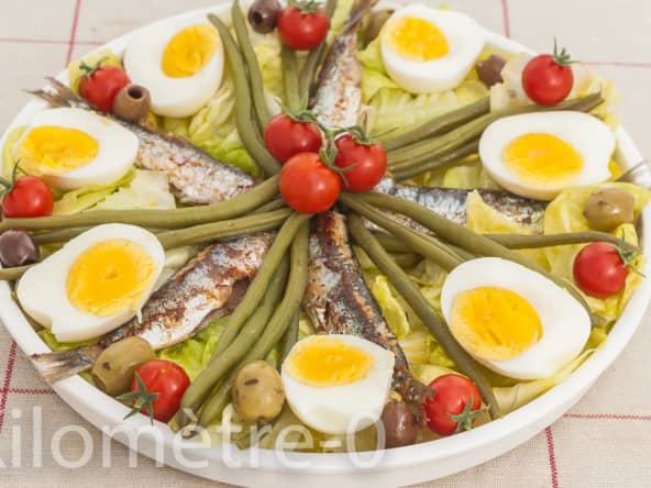 Salade de sardines aux haricots verts, oeufs et tomates cerises