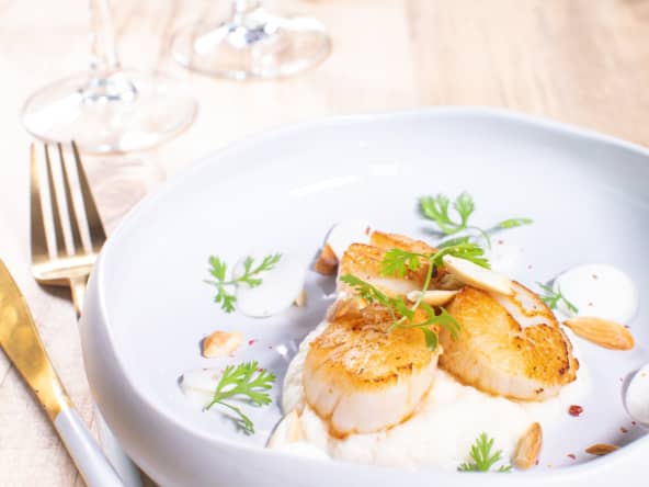 Noix de Saint-Jacques de la baie de Saint-Brieux snackées, purée de céleri rave et amandes