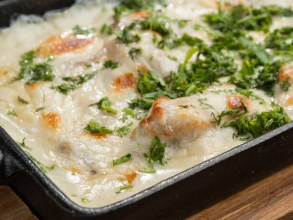 Gratin de poulet à la crème et aux champignons : un plat simple et délicieux
