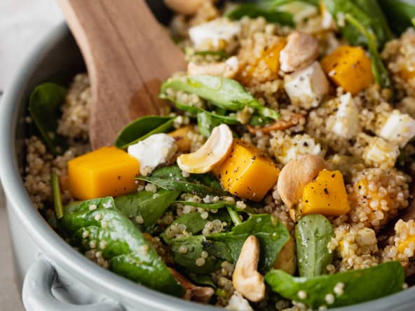 Salade fraîcheur de quinoa, pousses d’épinards, mangue et feta