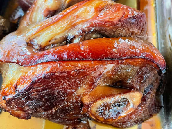 Le jarret de porc laqué au miel en deux cuissons