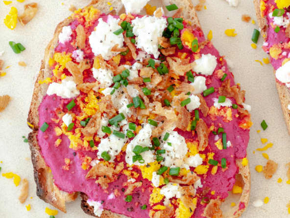 Toast à la crème de betterave et ricotta, et oeuf dur