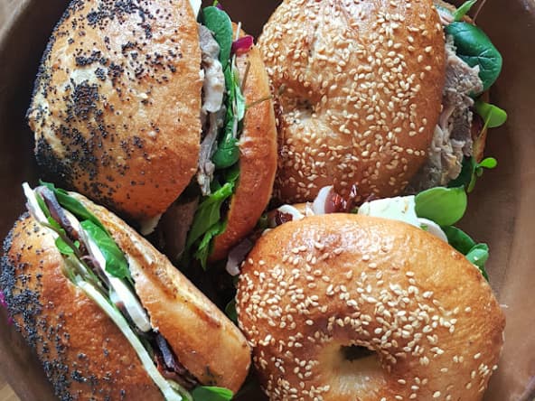 Bagels maison, au magret séché confit d'oignons tomates séchées et roquette et autres idées