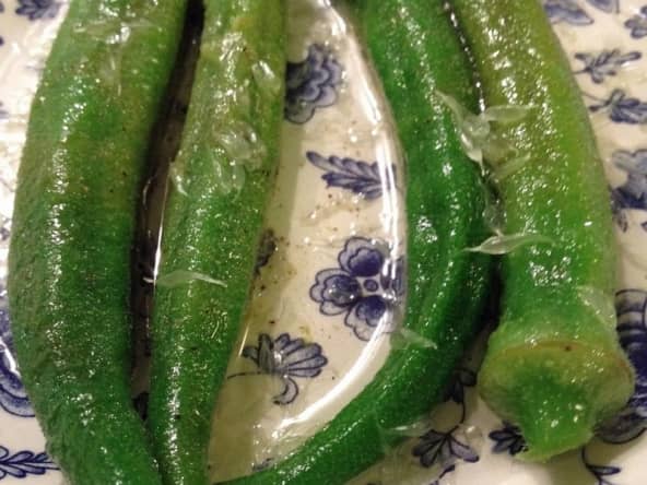 La salade de gombos sauce au citron et à l'ail