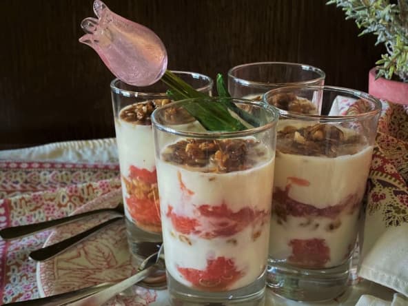 Parfait de yaourt au pamplemousse et au granola maison