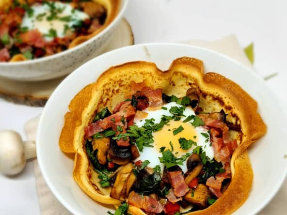 Bols de crêpes non sucrées aux légumes et oeufs cocotte