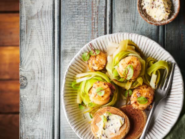 Saint Jacques rôties, blinis au sarrasin, beurre aux algues et tagliatelles de poireaux : une entrée pour les fêtes 
