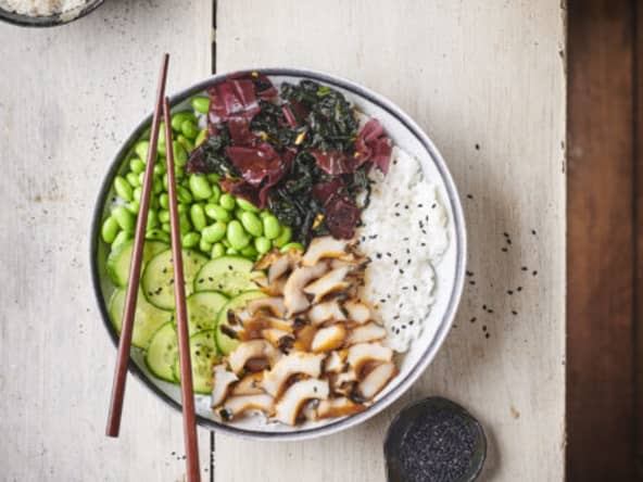 Bol aux ormeaux marinés, salade d’algues et riz vinaigré