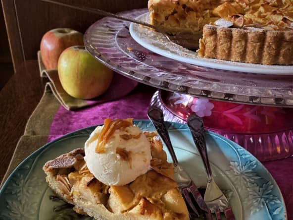Tarte aux pommes, crème à la cannelle et amandes caramélisées