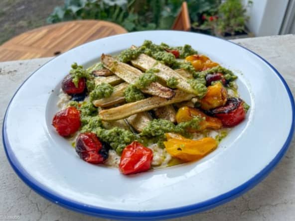 Courgettes rôties sur un lit crémeux de tofu soyeux