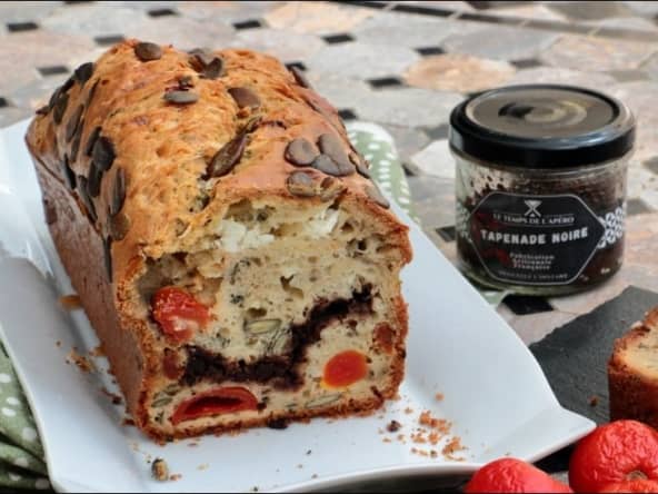 Cake aux tomates, fromage feta et tapenade