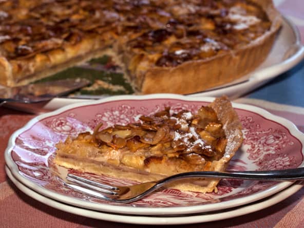 Sublime tarte aux pommes, crème à la cannelle et amandes caramélisées