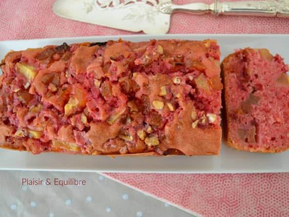 Cake rose aux poires, aux abricots secs et aux pralines roses