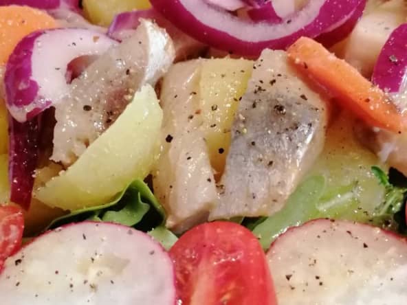 Salade de pommes de terre tièdes et harengs fumés marinés