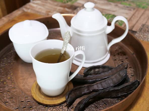 Tisane ou décoction de caroube à la menthe poivrée