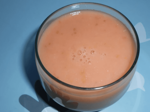 Smoothie acidulé aux pommes, fraises et rhubarbe
