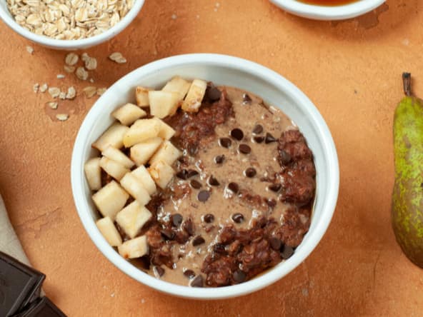 Porridge chocolat, poires et amandes pour un petit-déjeuner équilibré