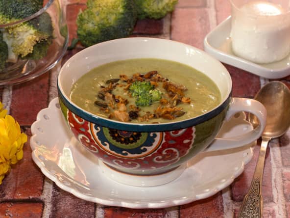 Velouté de brocoli au chèvre frais, granola salé pour 4 personnes