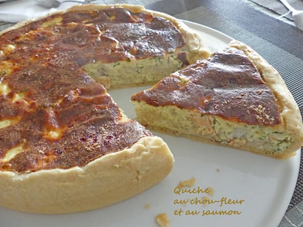 Quiche au chou-fleur et au saumon saupoudrée de parmesan