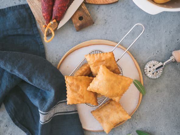 Chaussons de pomme de terre, fromage et chorizo